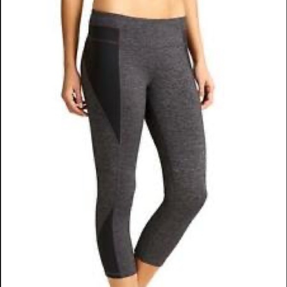 Athleta Luma Charuranga Capri Tight Leggings Black Gray Size Small style# 489413